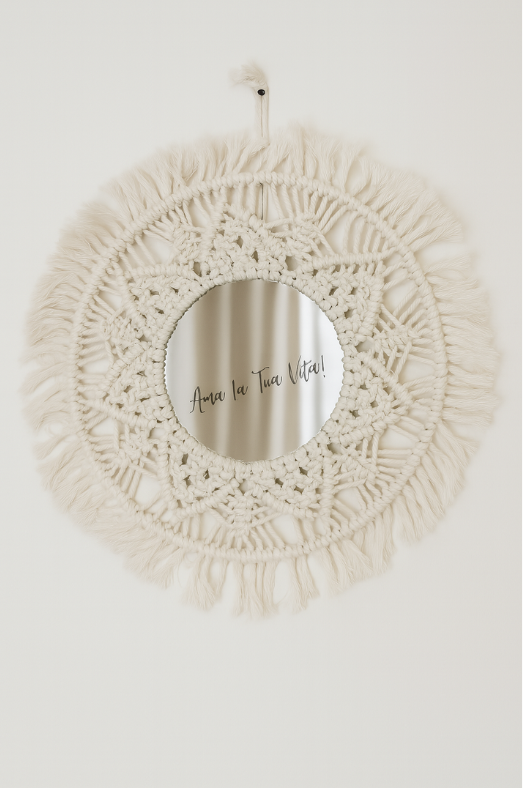 Specchio decorativo artigianale in macramè con frase motivazionale